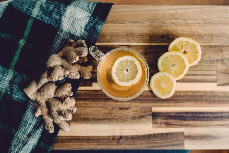Ένα τραπέζι με τζίντζερ και τσάι